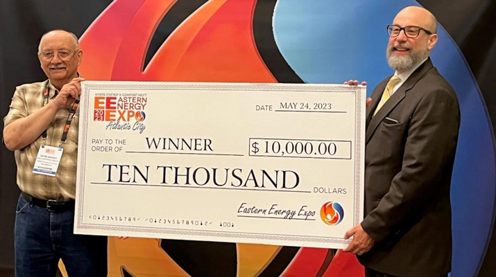 Kevin Snyder (left), of Fredericks Fuel & Heating Service in Oak Ridge, N.J., won the grand prize of $10,000 at the 2023 Eastern Energy Expo. (Photo courtesy of Eastern Energy Expo)